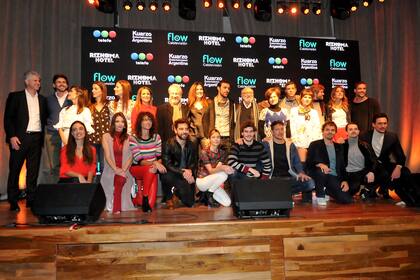 Parte del elenco y del equipo técnico de Rizhoma Hotel