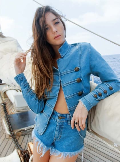 Heredera de las curvas de Susana, su nieta también adora viajar y disfrutar de los placeres de la vida. Aquí, posa con una chaqueta de inspiración marinera y short de jean de Lovely Denim.