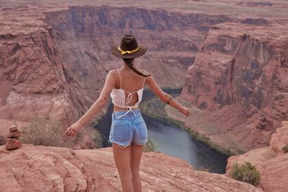 Deslumbrada por la paleta de colores del Horseshoe Bend, Diana se fotografió frente a la inmensidad de la naturaleza