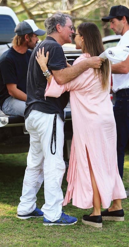 El padre de su nuevo novio también la saludó con cariño y le mostró la camiseta que pidió que le firmaran su hijo y sobrinos.
