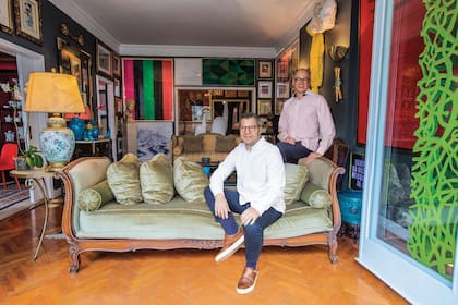 Promotores del talento nacional, Abel Guaglianone y Joaquín Rodríguez nos invitan a recorrer su colorido departamento de Retiro