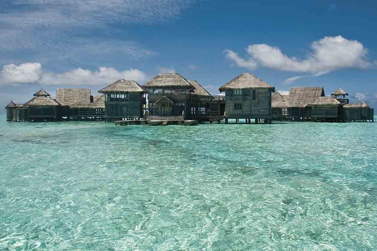 Las habitaciones del Gili Lankanfushi Maldiva se vinculan por pasarelas de madera.