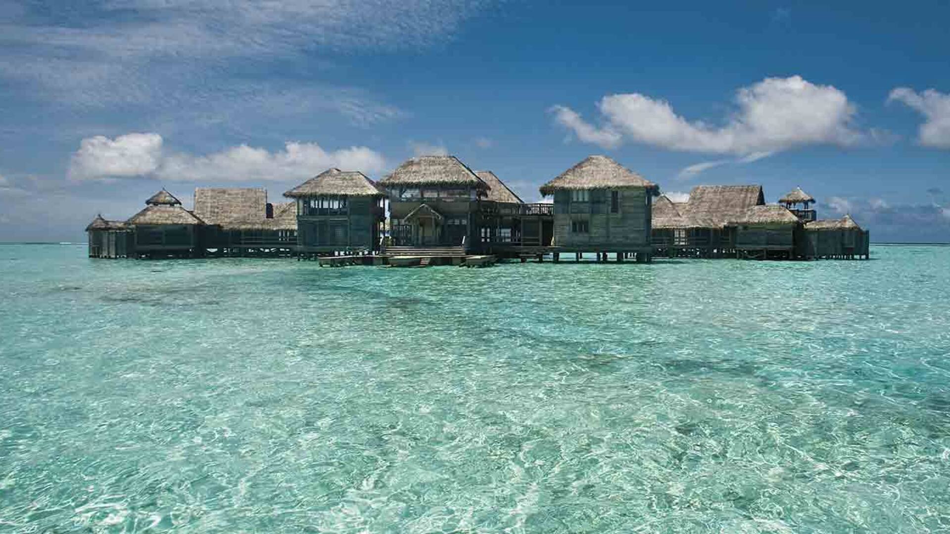 Las habitaciones del Gili Lankanfushi Maldiva se vinculan por pasarelas de madera.