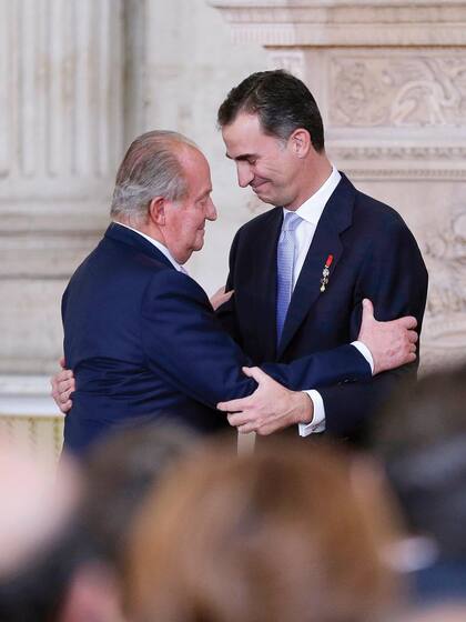 El histórico momento del abrazo entre padre e hijo, durante la ceremonia de la abdicación.