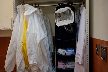 Los trajes, la máscara y los guantes en el vestuario previo al acceso al laboratorio