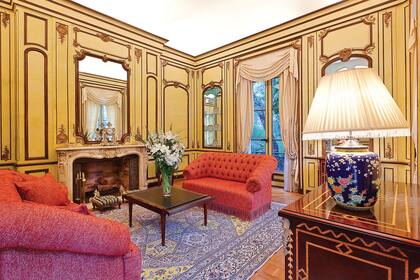 El bel-etage del Palacio Acevedo está compuesto por el comedor, el grand salon, la biblioteca y una sala estilo Luis XV. Revestida con una boiserie que Inés de Anchorena eligió para exhibir su colección de piedras duras, este ambiente está decorado con dos chesters tapizados en chenille.