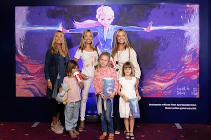 Las Trillizas de Oro, María Eugenia, María Emilia y María Laura, fueron a la premier junto con tres de sus nietas