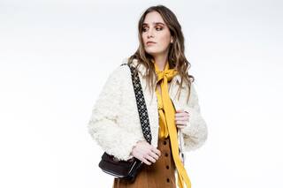 Cómo vestir el nuevo estilo folk entre flecos y corderoy