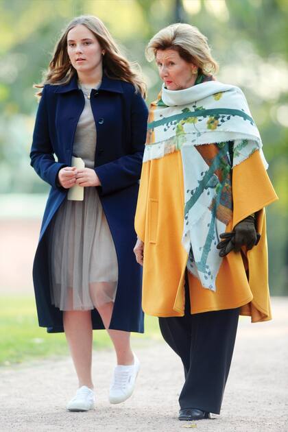 La princesa, de paseo con su abuela, la reina Sonia.