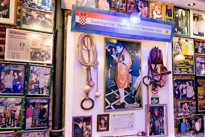 Más de 500 fotografías decoran las paredes de esta parrilla