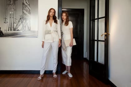 Saco con lazo y pantalón sastrero (Giesso, $14.886 y $14.986), sandalias con taco geométrico (Blaquè, $5.490) y riñonera (Prüne, $2.290); Chemise de punto (Las Pepas, $4.390), pantalón de lino y sobre rafia (Mishka, $6.780 y $6.280) y zapatos de cuero trenzado (Prüne, $5.590).