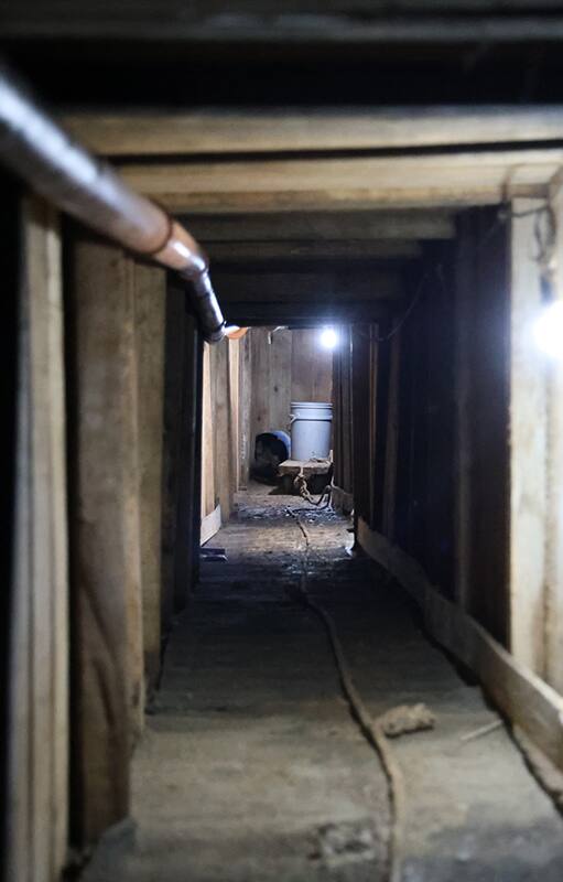 Viaje a las entrañas del túnel de San Isidro. Comida lista, una “habitación” y mensajes, los rastros de los ladrones que pretendían dar un golpe millonario a un banco