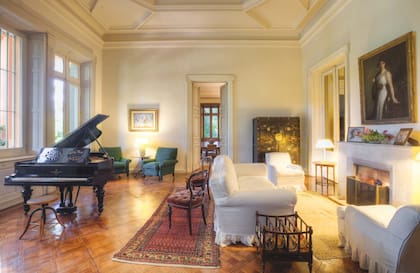 La sala de música aloja el piano de cola en el que Stravinsky tocó durante su visita a Villa Ocampo. Victoria decoró este ambiente con el retrato que le hiciera el pintor francés Pascal Dagnan-Bouveret en 1910.