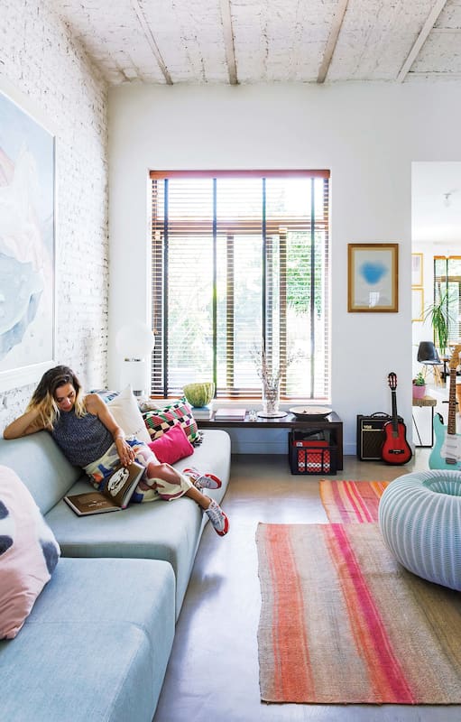 El frente y las paredes son lo que quedan del chalecito original, hoy convertido en una caja de luz, con espacios amplios donde prima el diseño ingenioso y la frecuencia relajada.