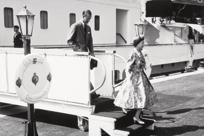 La Reina y el duque de Edimburgo durante su visita a Canadá con motivo de la apertura de la vía marítima de San Lorenzo, en Quebec, en junio de 1959.