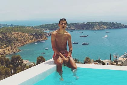 Paulo Dybala, de vacaciones con su novia Oriana Sabatini en Ibiza.