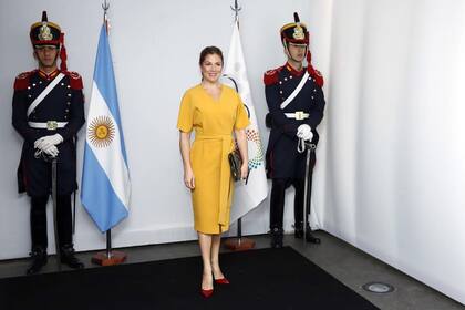 Sophie Grégoire, la mujer del primer ministro canadiense, usó un vestido con escote en V, de mangas anchas, ceñido a la cintura, con stilettos bordó.