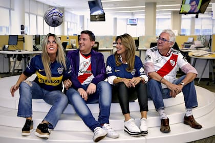 A jugar: la diputada Villa ensaya de cabeza, observada por Viale, Palmiero y Pallarols