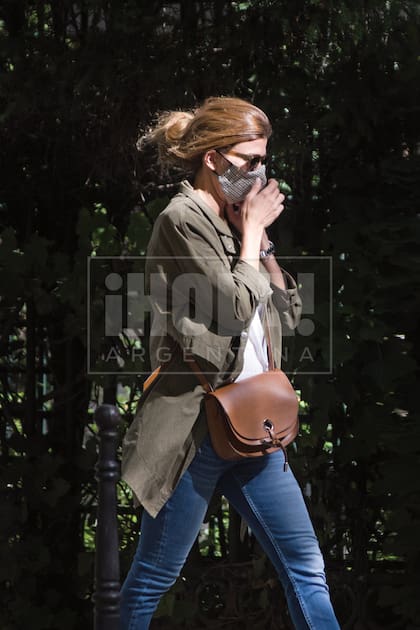 Domingo, 9.30. Con jeans, parka, bandolera de cuero y zapatillas, Juliana sale del hotel La Réserve para dar una vuelta.