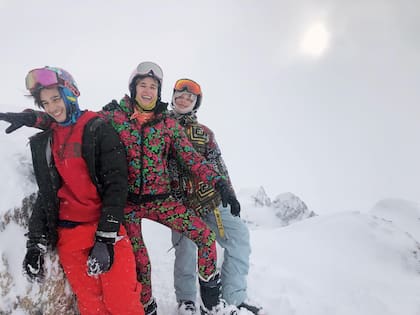 Salvador y Milo se divierten con mamá en lo alto del cerro.