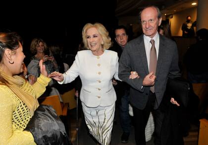 De punta en blanco, la diva saludó sonriente al público