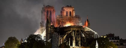 La histórica catedral comenzó a incendiarse cerca de las 19