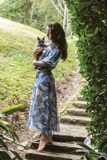 Amante de la naturaleza y de los animales, Roña es la gata de Natalia y, según dice, convive en armonía con Júpiter, su perro.