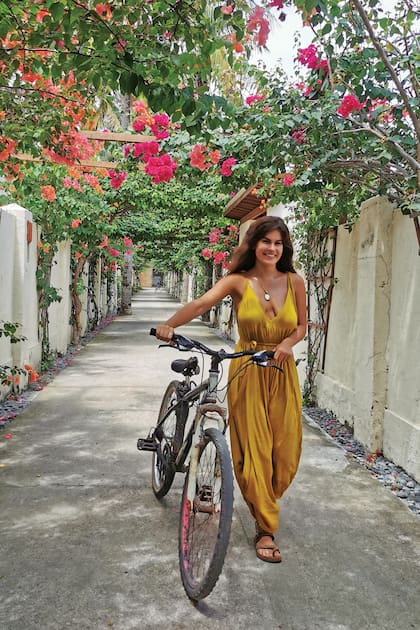 Una de las postales diarias de su estadía en Gili Trawangan: los paseos en bicicleta por la isla.