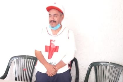 Un paramédico de México, que repartía tapabocas y daba información del coronavirus, lo agredieron y lo bañaron en cloro