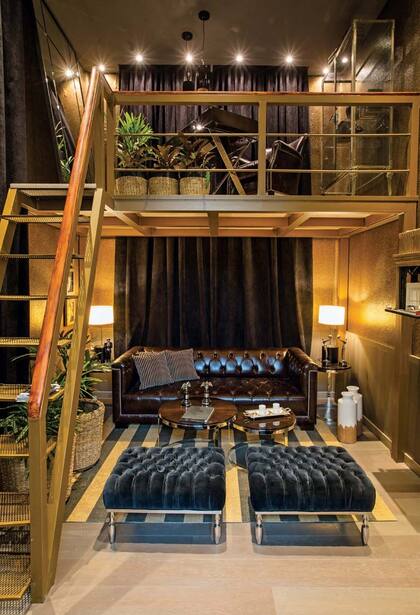Home-office, de Alejandro Dellamea, es una oficina en casa inspirada en Ricardo Darín. Arriba está el escritorio donde se imponen un mueble antiguo de hierro pintado en alpaca y un gran espejo de cristal repartido; y abajo un área de lectura con sillón Chesterfield de cuero y mesas de madera.