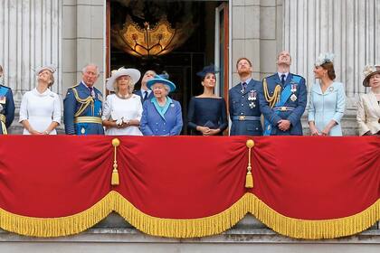 Durante la celebración del centenario de la RAF (la Fuerza Aérea Real Británica), Meghan ocupó un lugar preferencial en el balcón de buckingham: al lado de la Reina.