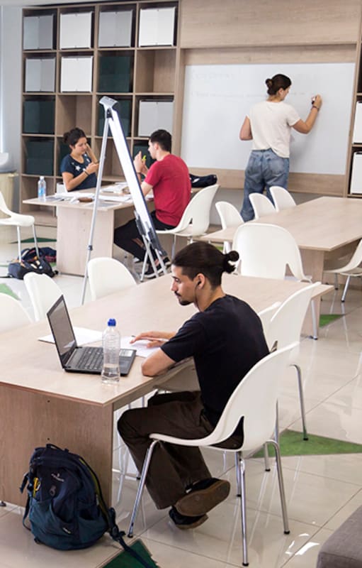 De programadores a agentes de viajes. Crece la oferta de carreras cortas orientadas a un nuevo contexto laboral