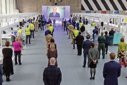 El jueves 16, William, el hermano mayor de Harry, inauguró el flamante Nightingale Hospital, en Birmingham, a través de una videoconferencia. Es uno de los tantos hospitales donde el NHS –el servicio de salud nacional británico– atiende a pacientes con Covid-19