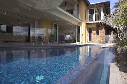 La piscina fue diseñada con bordes "invisibles" para que a lo lejos se funda en el paisaje de las olas de la playa