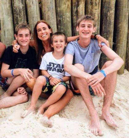 Victoria junto a sus tres hijos