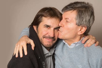Viernes 20 de julio, 17 horas. De la mano de Javier (47), entramos en el mundo íntimo de Carlín (64): un departamento de tres ambientes en la avenida Congreso, barrio de Belgrano. Durante la entrevista, con café y medialunas de por medio, estuvo Facundo Calvo (20), el hijo mayor del actor, fruto de