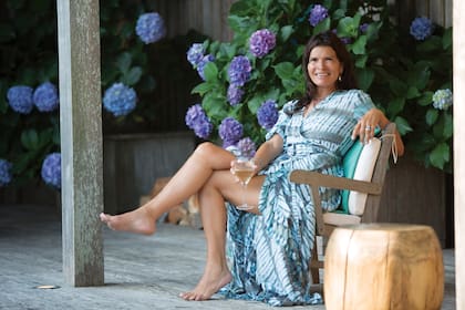 La Negra fue socia de Juan Ricci en el recordado bar Coral, en Manantiales, y tuvo una tienda de muebles en Los Negros, el restaurante de Francis Mallmann en José Ignacio. Patricia posa en la galería con una salida de playa de Santas Negras, la boutique que tiene en José Ignacio