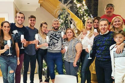 Los Agüero y los Calzetti juntos, el 1 de enero. Bettina, la joven madre de Sofía, es personal trainer.
