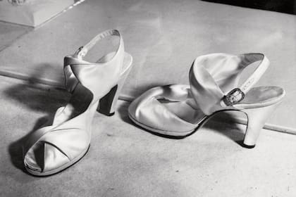 Los Rayne blancos, de raso, que Isabel II usó en noviembre de 1947, durante su boda con el duque de Edimburgo.
