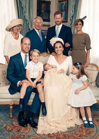 En Clarence House, su residencia oficial en Londres, Carlos y Camilla agasajaron a todos con un té.Y posaron con los Duques de Cambridge y los Duques de Sussex en The Morning Room.