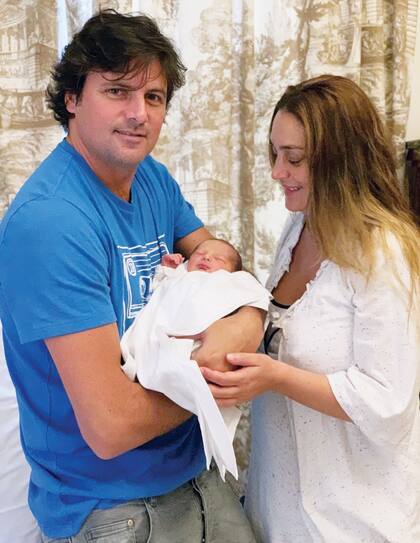 Los flamantes papás posan con su beba a tan sólo tres días de su nacimiento. Arriba: apenas llegó a su casa, toda la familia fue a conocerla y la fotografiaron para el recuerdo.