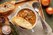 Cómo hacer sopa de cebolla gratinada: secretos para lograr un caldo profundo y una cubierta de queso dorada