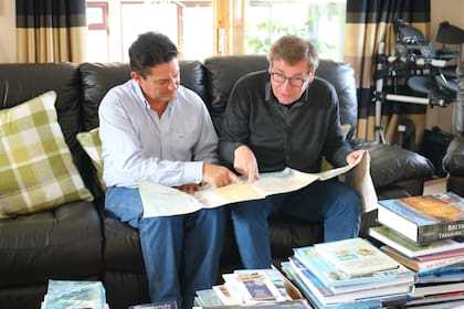 Lautaro Jiménez Corbalán y Marc Townsend conversan sobre los lugares que ocupó cada uno durante la guerra