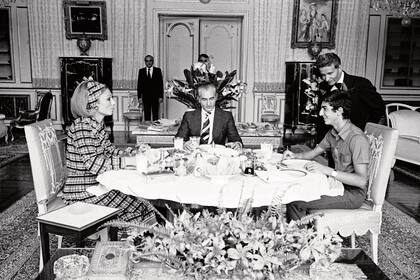 Los emperadores almorzando con el heredero, Reza Ciro, en junio de 1977.