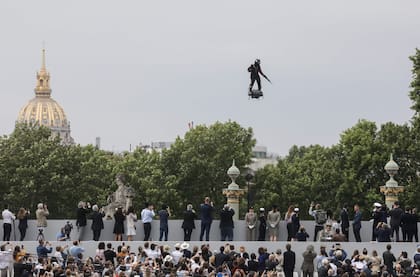 El CEO de Apata, Franky Zapata, vuela un hoverboard a reacción o "Flyboard" antes del desfile militar del Día de la Bastilla por la avenida Champs-Elysees en París