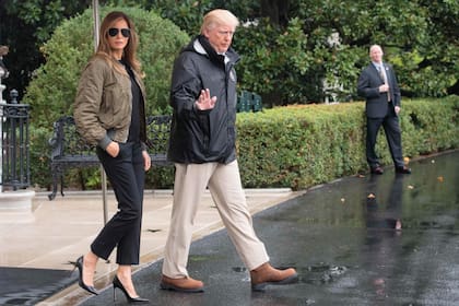 Tan inadecuados eras los stilettos para "capear" las consecuencias del huracán Harvey, que los cambió por zapatillas en pleno vuelo a Houston.