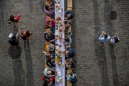 Todos a la mesa: los ciudadanos checos dijeron presente en la celebración por el "fin de la crisis del coronavirus