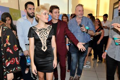 Carlos Cuevas y Azul Fernández, a pura sonrisa, palpitando el estreno del 5 de diciemrbe