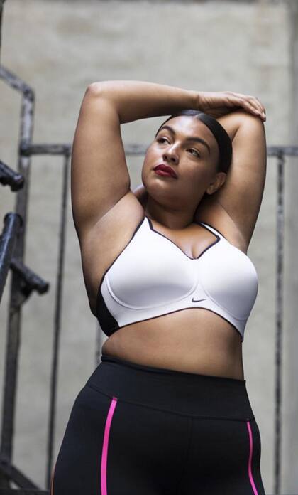 Paloma Elsesser, modelo plus size, en una campaña de corpiños de Nike