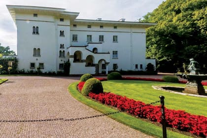 Además de su fabulosa casa de estilo italiano en la isla de Öland, la familia real sueca también tiene una villa, “Mirage”, en el sur de Francia, a la que acuden con frecuencia. Se los ve en los mercados, navegando en su barco Polaris y bañándose en la playa La Pouche.